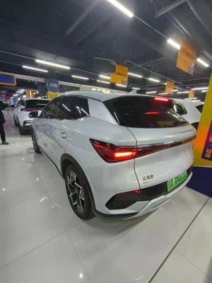 3 ans de voiture électrique d'occasion Performance opérationnelle efficace avec extérieur blanc